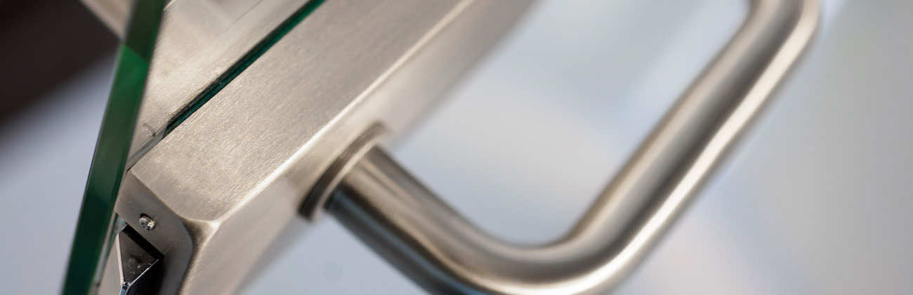 Türgriff in Edelstahl Design an Glastür montiert
