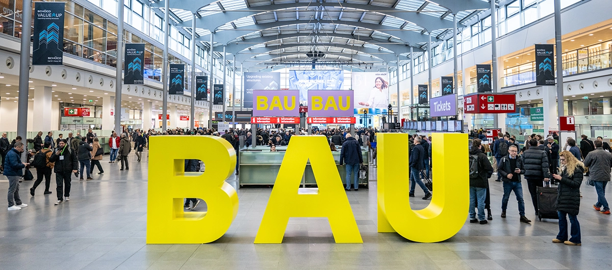 Banner der BAU in München mit großem gelben BAU Schriftzug