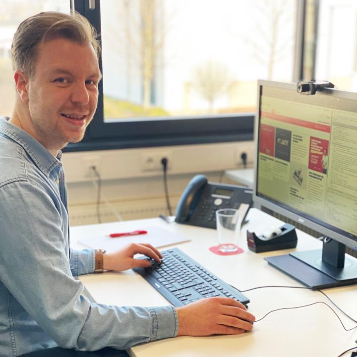 G-fittings-Mitarbeiter-Florian-Dietrich-an-seinem-Arbeitsplatz