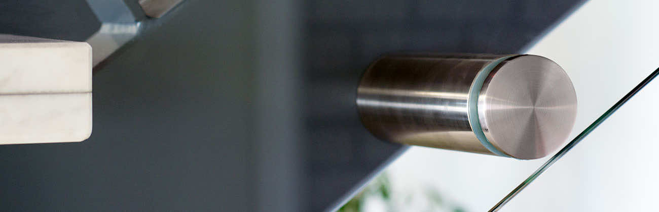 Endkappe an Rohr, welches eine Glasscheibe trägt
