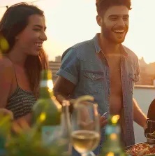 Freunde versammeln sich auf einer Terrasse um einen Grill