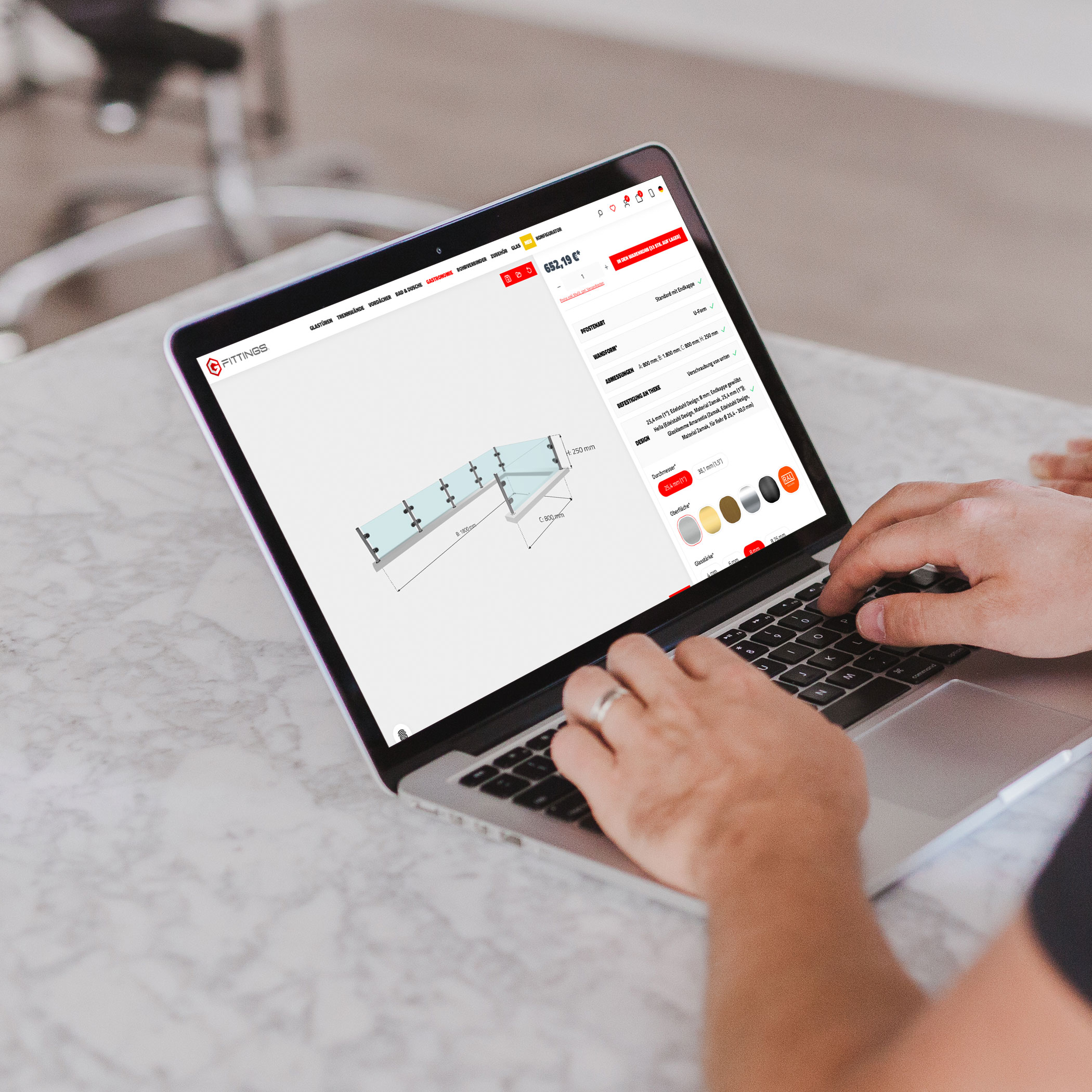 Hustenschutz Konfigurator im Webshop auf einem Laptop